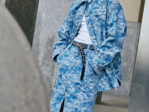 La Versatilidad y Estilo de la Tela Джинсовый стретч-жаккард Rojo